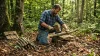 Homme coupant du bois à la hache en forêt